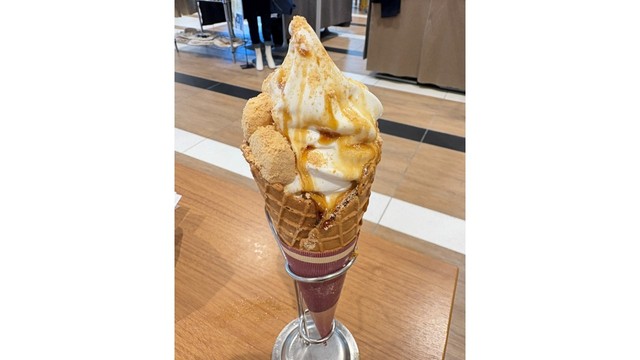 岡山南高生が考案した「きびだんご黒蜜ソフト」提供：西日本高速道路サービス・ホールディングス