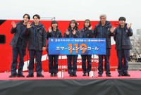 笑顔で手を振る（左から）一ノ瀬颯、瀬戸康史、見上愛、清野菜名、中村ゆり、佐藤浩市、前原滉