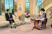 黒柳徹子さん（右）とトークを展開する薬丸裕英さん