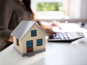 相続した不動産の登録免許税はどう計算する？　免税措置も解説