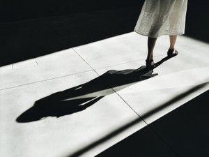 着せ替え人形のように服を着ていたわたしを変えた、白ミモレスカート