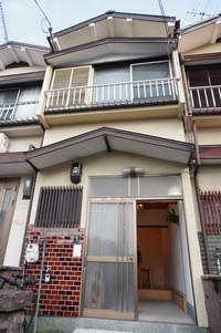 外観は一般的な戸建てだが、しゃれた内装にリノベーションした「今熊野ベース」