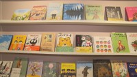 できるだけ表紙が見えるように絵本が並んでいる