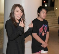 息子・礼夢（右）のデビュー戦を終え、手話を交えて会見する今井絵理子氏＝2020年