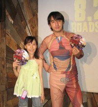 人体模型の全身タイツで登場した黒田勇樹（右）とはるかぜちゃんこと春名風花=2012年撮影