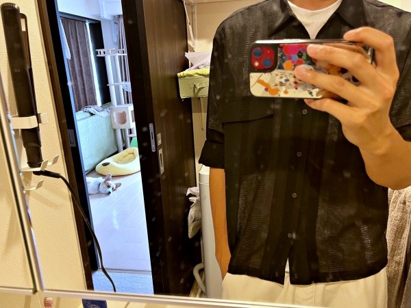 部屋の向こうから飼い主さんを見つめる閣下くん（画像提供：閣下と下僕さん）