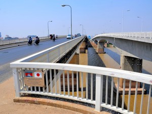 競争？共存？ カンボジアで隣り合う日本橋と中国橋　