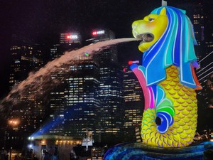 生活は輸入品頼み、インフレで高まるシンガポールの投資熱　預金金利4%で銀行に行列も