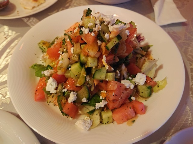 "羊飼いのサラダ"とも呼ばれるチョバンサラダは、トマト、きゅうり、玉ねぎなどありふれた材料から作られるが、自家製のさっぱりしたドレッシングとフェタチーズをからめることで絶品のサラダに仕上がる。