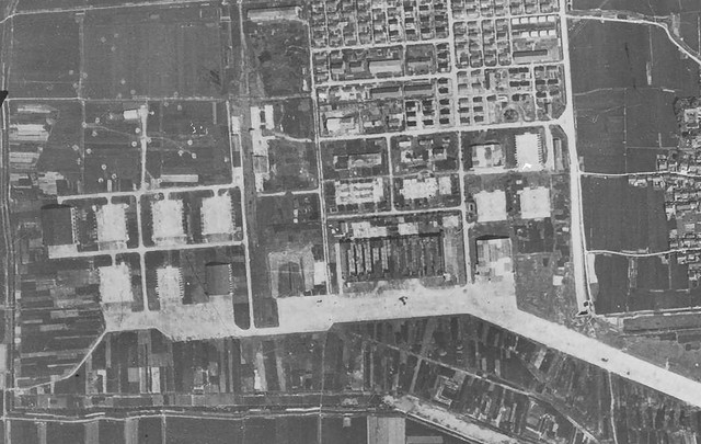 6棟並んだ格納庫の右下の棟があった位置にコンクリート構造物が今も残る（国土地理院の航空写真をトリミング）