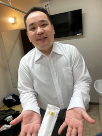 「『新幹線のグリーン車で配られるおしぼりが良すぎて、自分で取り寄せてる』でお馴染みのミルクボーイ内海さん」（お笑いコンビ「ミキ」の亜生さんの公式Xから）