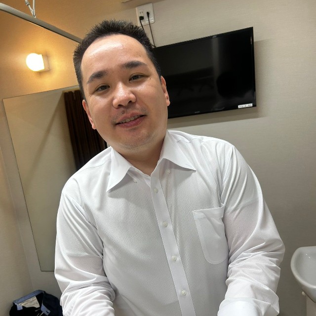 「『新幹線のグリーン車で配られるおしぼりが良すぎて、自分で取り寄せてる』でお馴染みのミルクボーイ内海さん」（お笑いコンビ「ミキ」の亜生さんの公式Xから）