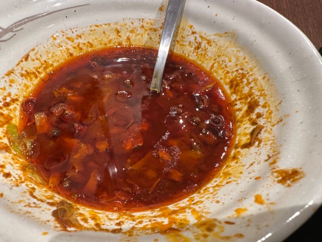 唐辛子や粒のままの花椒が目立つ松屋・水煮牛肉の汁（モトタキさん提供）