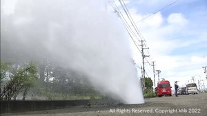 仙台・泉区で工業用水道管が損傷しマンホールから大量の水が噴き出る　１３企業が断水