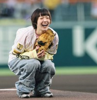 マウンドで座り込むあいみょん