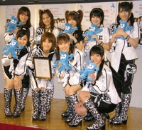 モーニング娘。の（後列左から）亀井絵里、新垣里沙、田中れいな、光井愛佳、道重さゆみ（前列左から）久住小春、高橋愛、リンリン、ジュンジュン＝東京・中野サンプラザ、2008年4月撮影