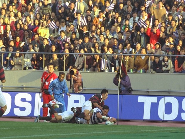ラグビー - 25年ぶりの全勝対決は明治が早稲田に完勝、4年ぶりの対抗戦