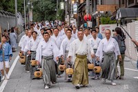 神輿洗式の先導をする宮本組（提供：宮本組、撮影：安田格）