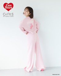 「ケアベアふわもこカーデセットアップ」を着用したなえなの