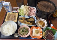 「お盆も休めなさそうで気が狂いそうになり「俺が旅館になる」と言い始めた三十路独身男性の夕食風景です笑」（こんでんさん（@hiroju5555）の投稿から）