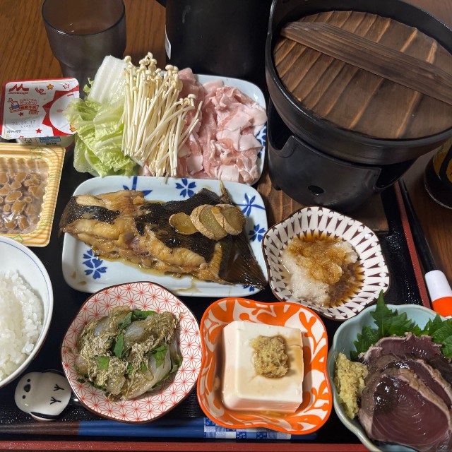 「お盆も休めなさそうで気が狂いそうになり「俺が旅館になる」と言い始めた三十路独身男性の夕食風景です笑」（こんでんさん（@hiroju5555）の投稿から）