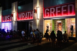 がら空きのショーウィンドーが舞台に一変　ある演劇監督のひらめき