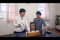 永見大吾探偵（左）が調査した「亡き父が鏡に隠した愛の手紙」＝「探偵！ナイトスクープ」5月30日放送回よりⓒABCテレビ