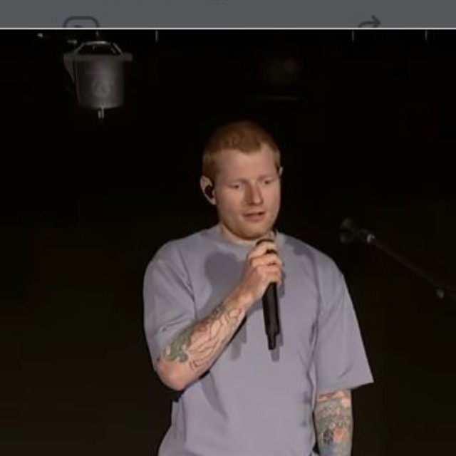 9月19日のフィラデルフィア公演でファンに状況を説明するエド・シーラン＝エド・シーランのインスタグラム＠teddysphotosより
