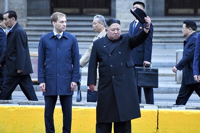 写真】金正恩氏を駅前で迎えたロシアの歓迎式典：朝日新聞GLOBE＋