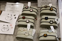 とてもシンプルに猫を表現したブレスレットなどのアクセサリー