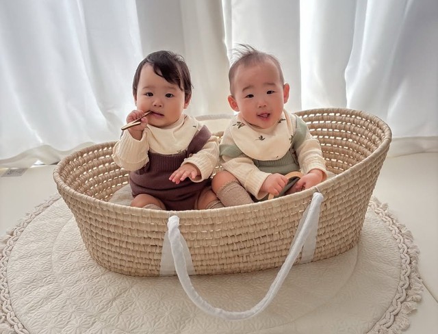 ふたりで一緒に寝ていたクーファン「あっという間に大きくなったね」（提供：＠haruhina_twins_）
