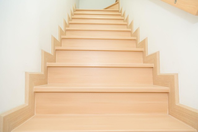 長く急な階段※画像はイメージです（pandaslub23/stock.adobe.com）
