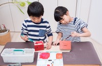 小学校の図工の授業　※画像はイメージです（tatsushi/stock.adobe.com）