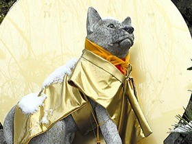 高野山の案内犬「ゴン」石像、金のおしゃれ