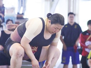 いつかアフリカに相撲を　女性力士がキャンパスで描く夢