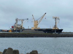 【速報】宮城・石巻港に係留中の貨物船　男性作業員２人が酸欠で救急搬送　１人が意識不明