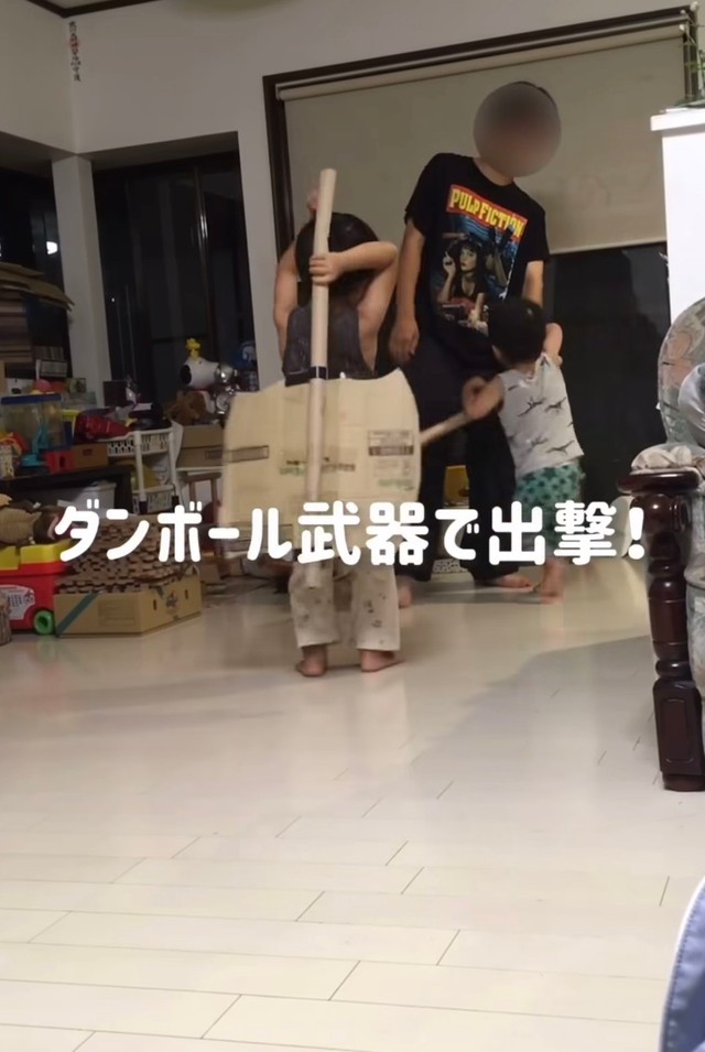 弟たちに段ボールの武器で攻撃される長男／サナ（@sana_goodlife）さん提供