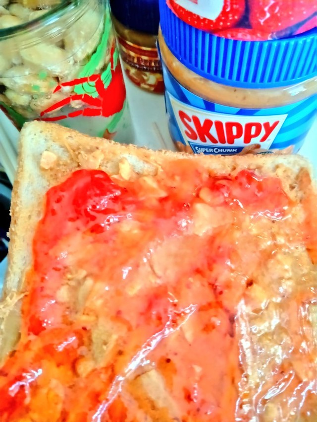 甘さはゼロでは無いが有塩バターやマーガリンと同程度の塩気だというスキッピー。もちろんジャムとの相性バッチリ（ぐたっくまさん提供）