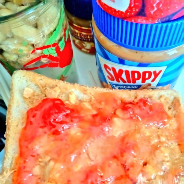 甘さはゼロでは無いが有塩バターやマーガリンと同程度の塩気だというスキッピー。もちろんジャムとの相性バッチリ（ぐたっくまさん提供）