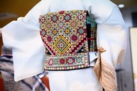 ファッションショーで披露されたパレスチナ刺繡帯=2025年5月、東京都渋谷区、小山幸佑撮影