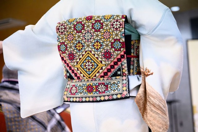 ファッションショーで披露されたパレスチナ刺繡帯=2025年5月、東京都渋谷区、小山幸佑撮影