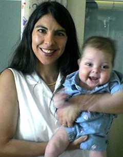 「シャイン・オン！ キッズ」の生みの親で、現在理事長を務めるキンバリ・フォーサイスさんと息子のタイラーくん