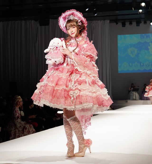 ランウエーを歩く菅田愛貴＝ヒカリエホール（撮影・高石航平）