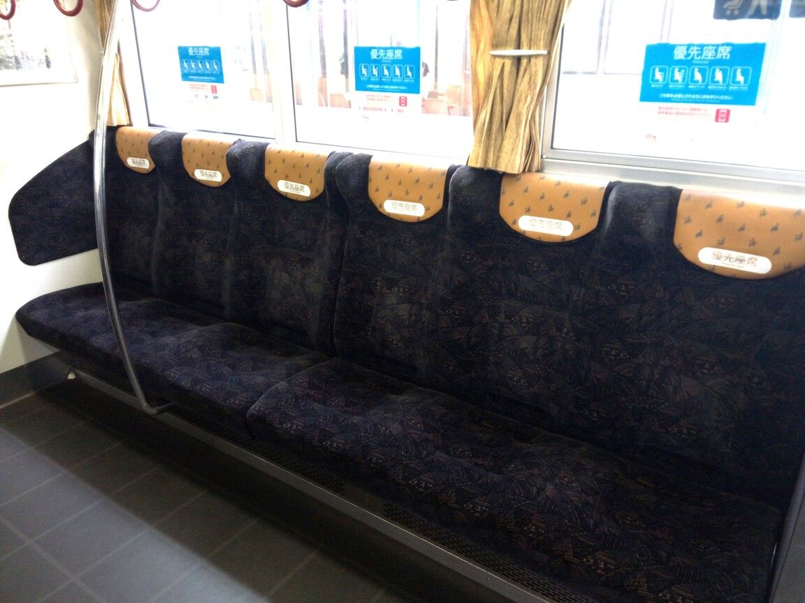 JR西、全国的に珍しいロングシートの有料座席が登場！10月14日から