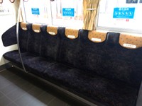 京阪8000系のロングシート部