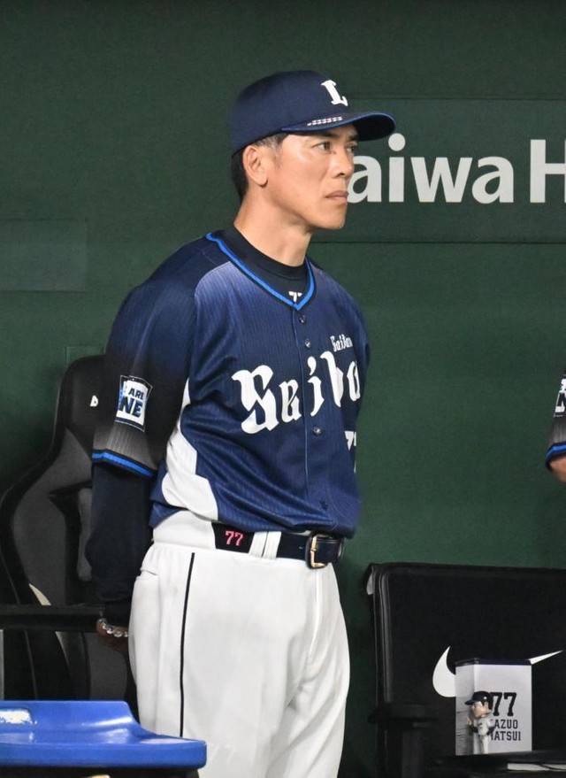 　厳しい表情で攻撃を見つめる松井監督（１４日）