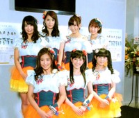 解散ライブ直前の渡り廊下走り隊。（後列左から）平嶋夏海、菊地あやか、岩佐美咲、浦野一美（前列左から）仲川遙香、渡辺麻友、多田愛佳=2014年