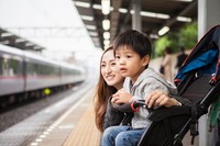 ホームの端で電車が来るのを待つ親子　※画像はイメージです（Monet/stock.adobe.com）