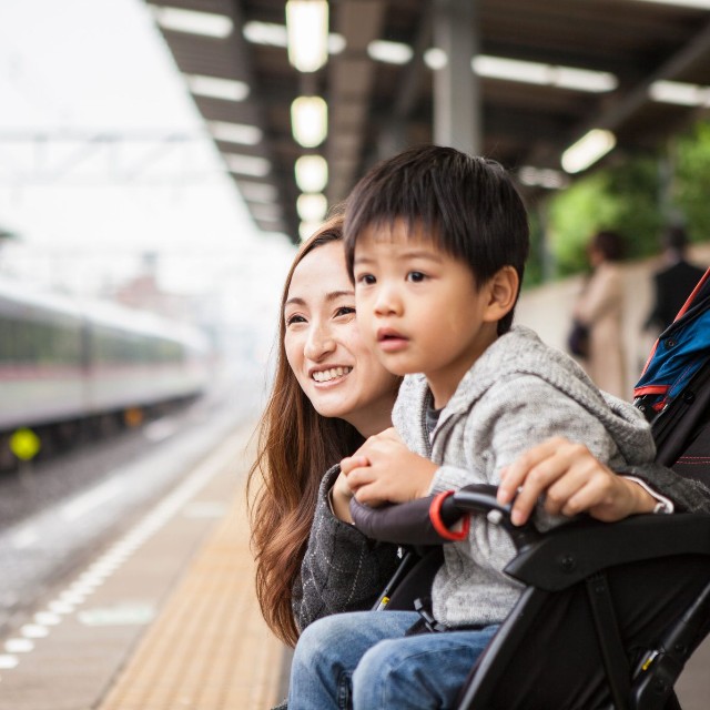 ホームの端で電車が来るのを待つ親子　※画像はイメージです（Monet/stock.adobe.com）
