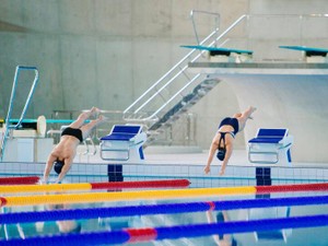 太陽が照らすキラキラしたプールで私の「青春の汗と涙」が輝いていた